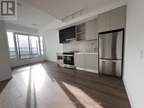 405-405 Dundas St W in Oakville, ON - Building Photo - Building Photo