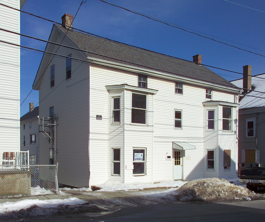 32 Tecumseh St in Fall River, MA - Building Photo