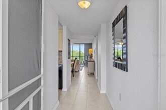900 Cove Cay Dr in Clearwater, FL - Building Photo - Building Photo