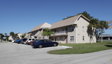 Bowling Green Apartments in Ft. Myers, FL - Building Photo - Building Photo