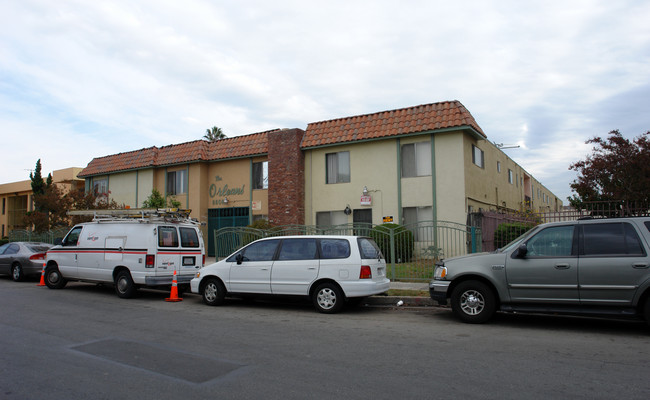 8808 Cedros Ave in Panorama City, CA - Foto de edificio - Building Photo