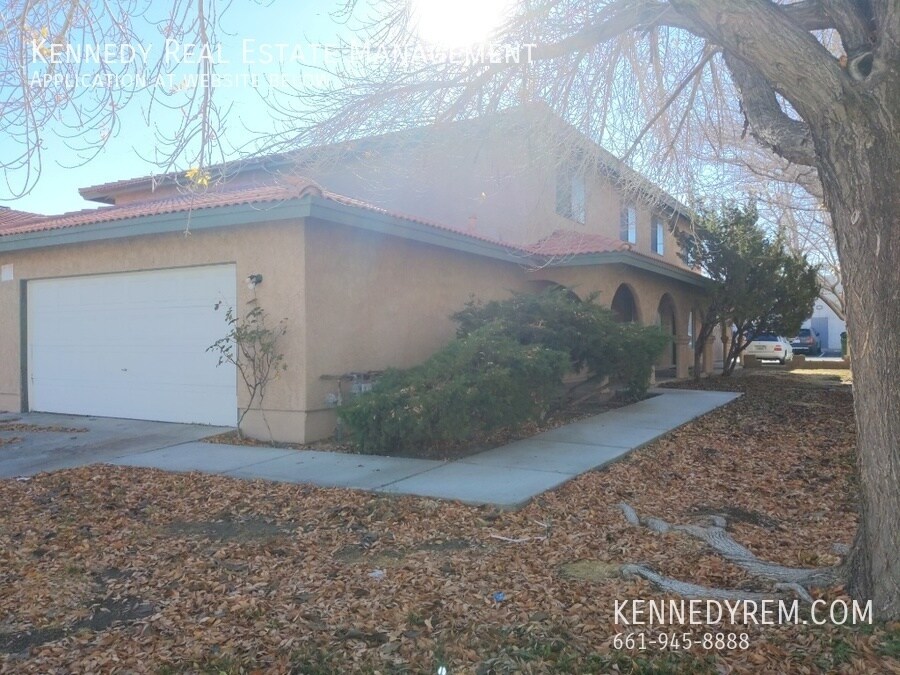 1738 W Ave J in Lancaster, CA - Building Photo