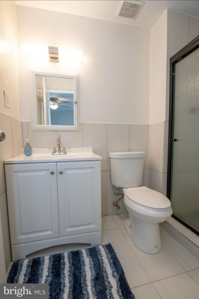 305 Shawmont Ave, Unit E in Philadelphia, PA - Foto de edificio - Building Photo