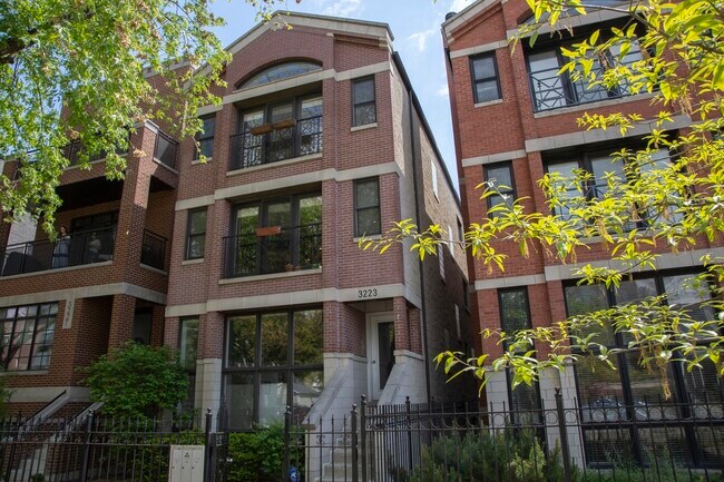 3223 N Racine Ave, Unit 3223 N Racine Unit 2 in Chicago, IL - Building Photo - Building Photo