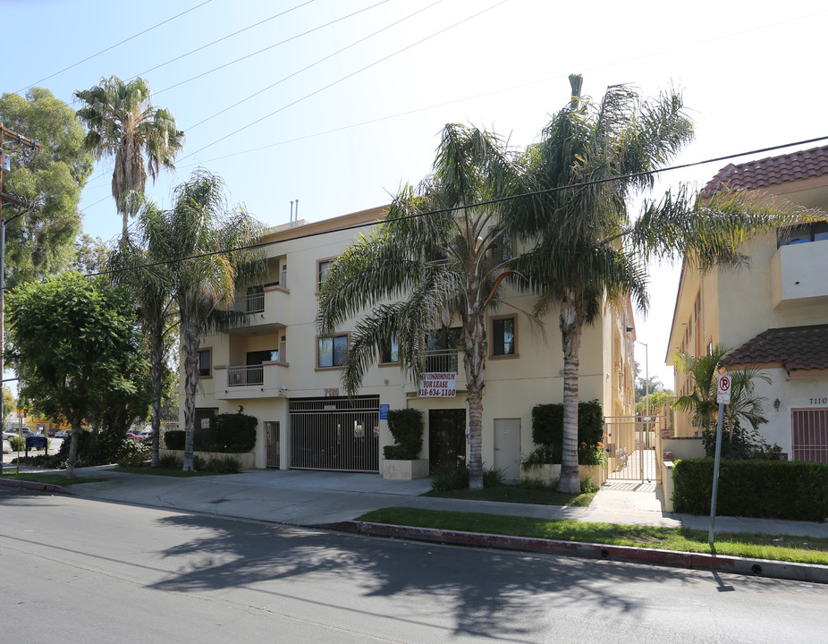 7120 Etiwanda Ave in Reseda, CA - Building Photo