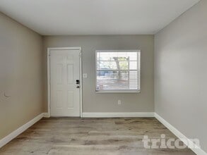 8307 N Elmer St, Unit 5B-141 in Tampa, FL - Foto de edificio - Building Photo