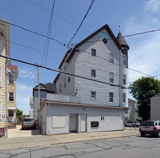 102 Ashley Blvd in New Bedford, MA - Building Photo - Building Photo