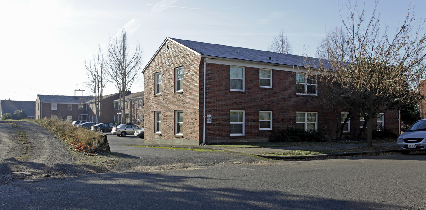 Manor Court Apartments in Vancouver, WA - Building Photo