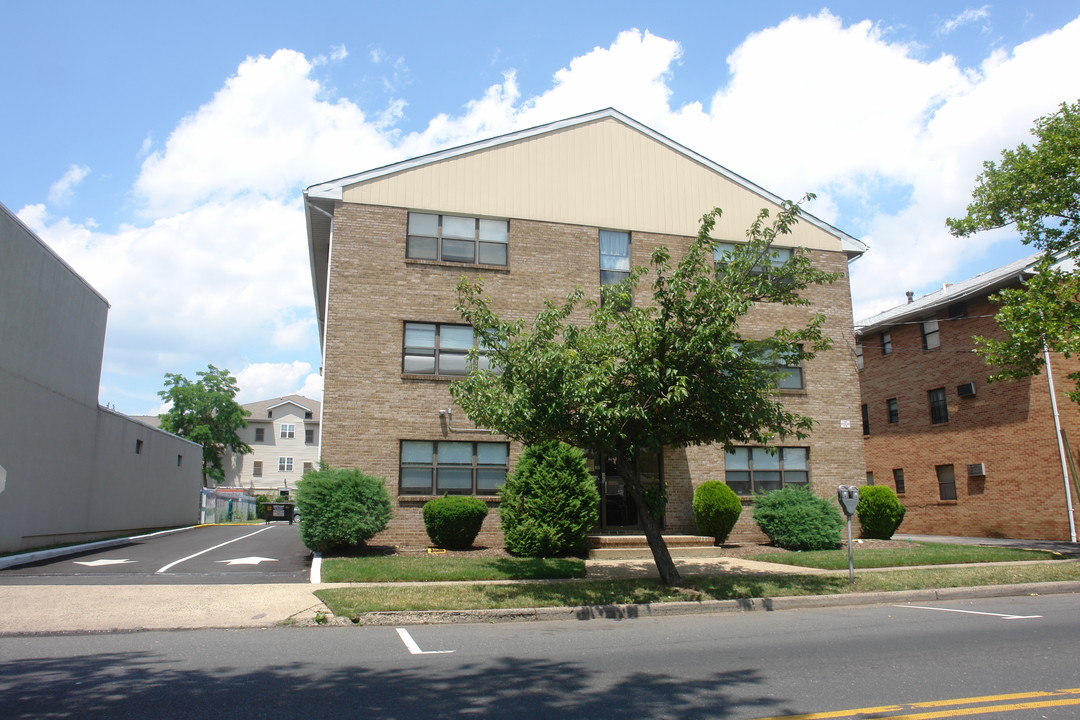 115 E Elizabeth Ave in Linden, NJ - Building Photo