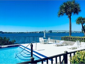 944 S Peninsula Dr in Daytona Beach, FL - Building Photo