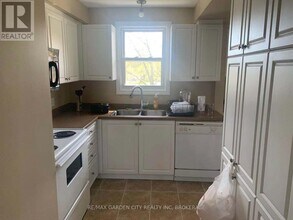 358 Glenridge Ave in St Catharines, ON - Building Photo - Building Photo