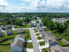 Summit Lake in Flowery Branch, GA - Foto de edificio - Building Photo