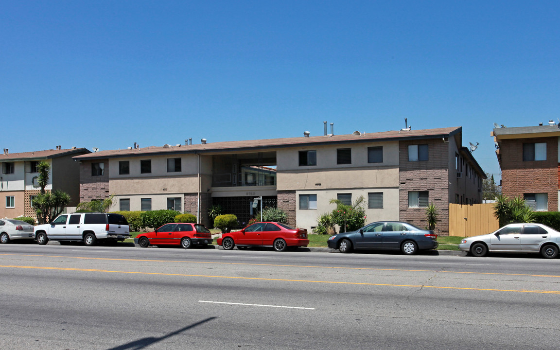 8750 Woodman Ave in Arleta, CA - Foto de edificio