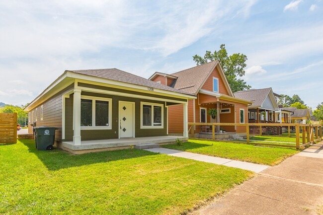 property at 1208 S Lyerly St