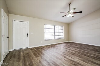 241 NE 10th Ave in Cape Coral, FL - Building Photo - Building Photo