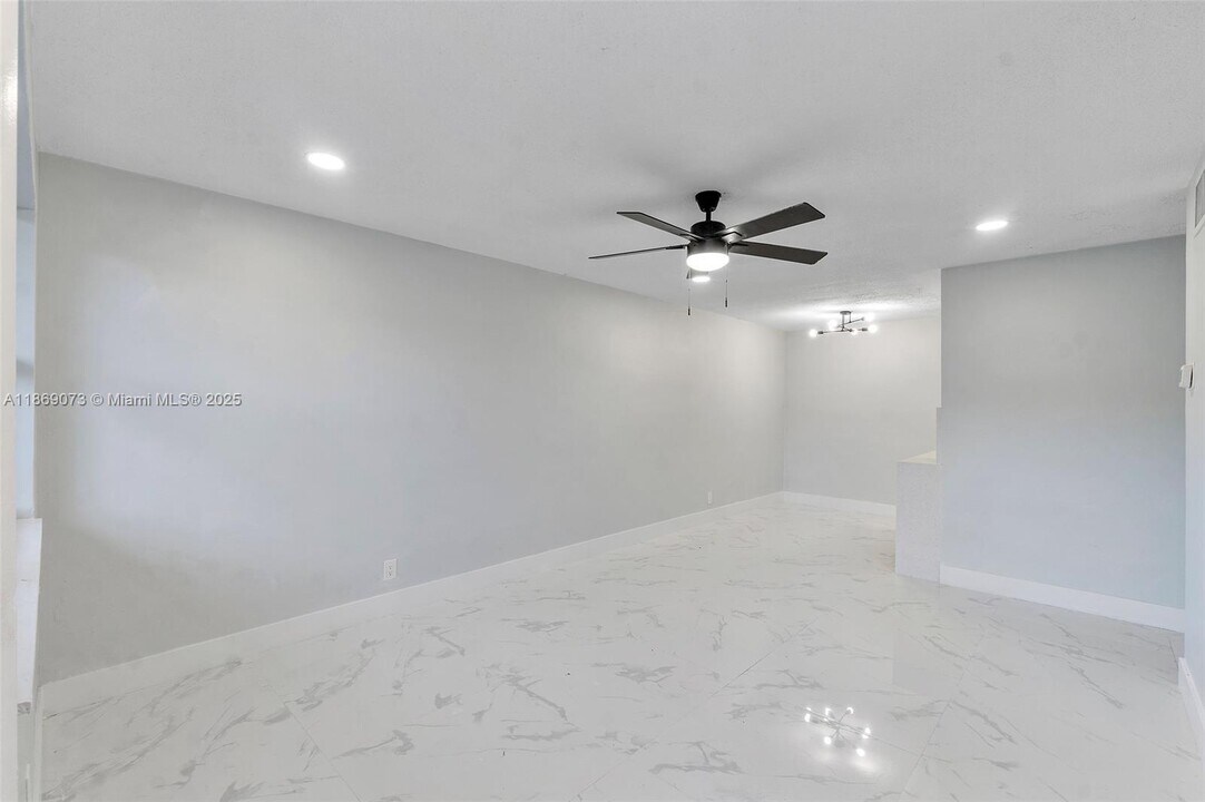 5305 NW 18th St in Lauderhill, FL - Foto de edificio