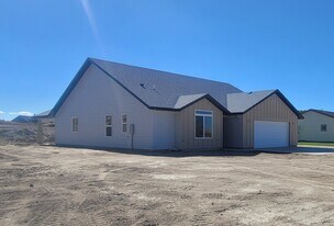 207 Spring Creek Pkwy in Spring Creek, NV - Building Photo