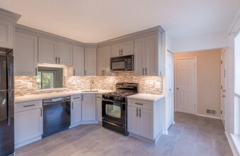 1101 Doolittle Dr in Bridgewater, NJ - Building Photo - Building Photo