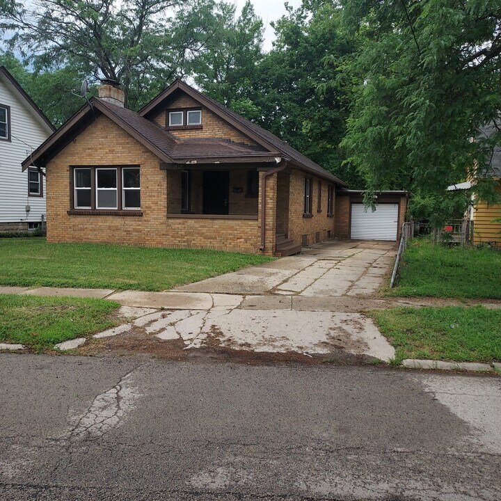 1812 Kilburn Ave in Rockford, IL - Building Photo