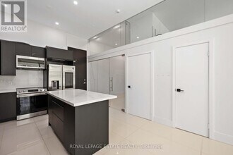 637-637 Lake Shore Blvd W in Toronto, ON - Building Photo - Building Photo