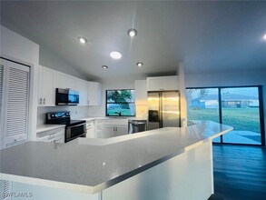 159 SE Santa Barbara Pl in Cape Coral, FL - Foto de edificio - Building Photo