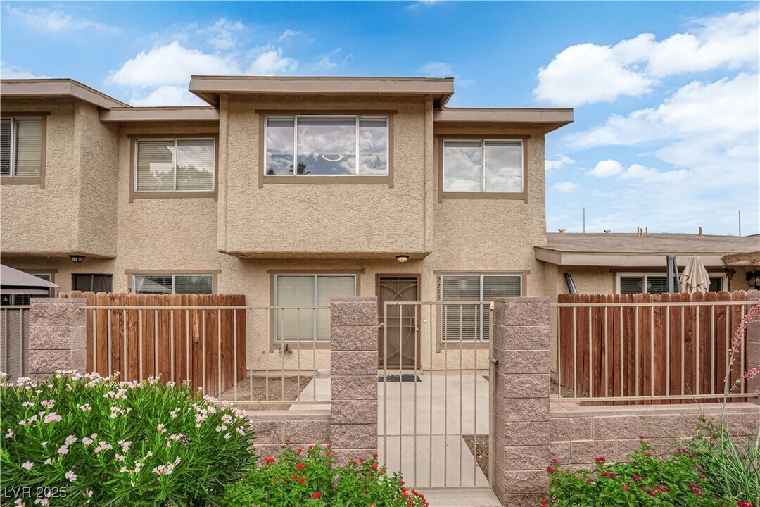 2248 Short Pine Dr in Las Vegas, NV - Building Photo