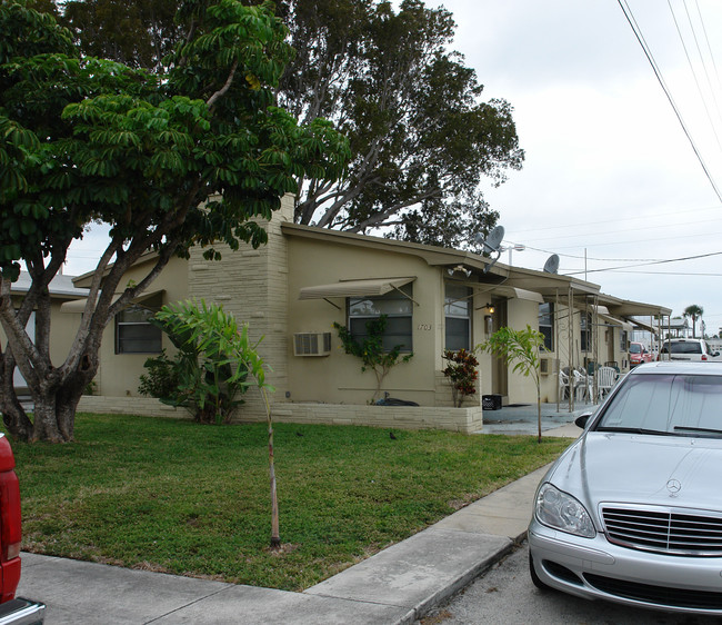 1703-1707 Thomas St in Hollywood, FL - Building Photo - Building Photo