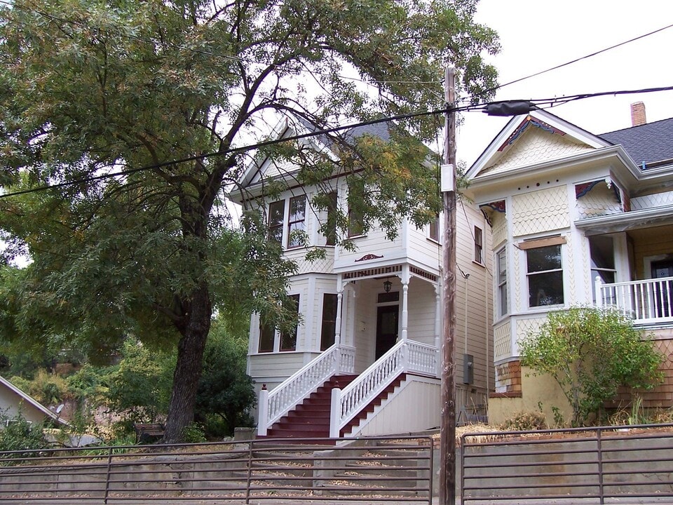 242 E Main St in Grass Valley, CA - Building Photo