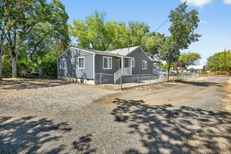 225 Wilson Rd in Central Point, OR - Building Photo - Building Photo