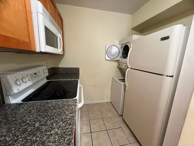 1025 Twin Lakes Dr in Coral Springs, FL - Building Photo - Building Photo