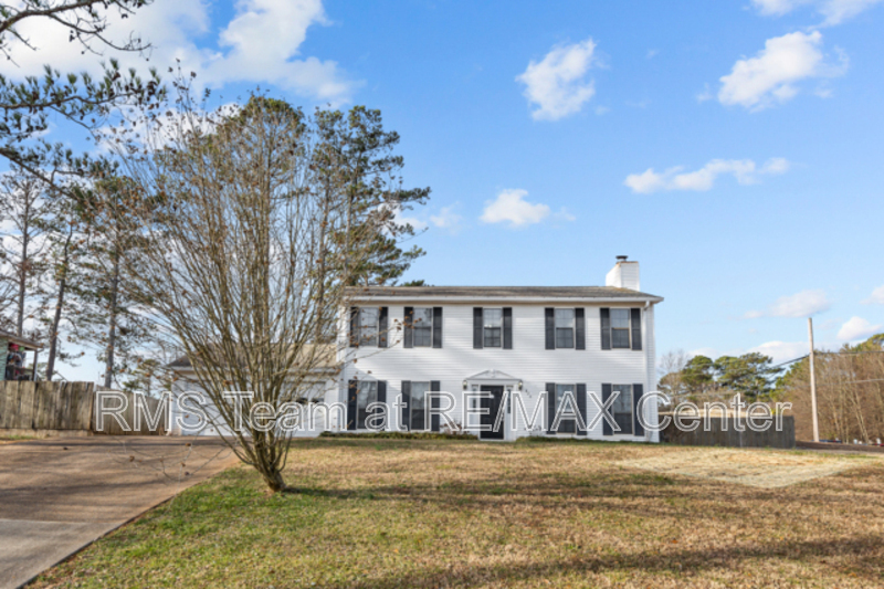 828 Emerald Forest Cir SW in Lawrenceville, GA - Building Photo