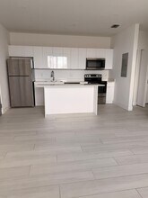 765 E 20th St in Hialeah, FL - Foto de edificio - Building Photo