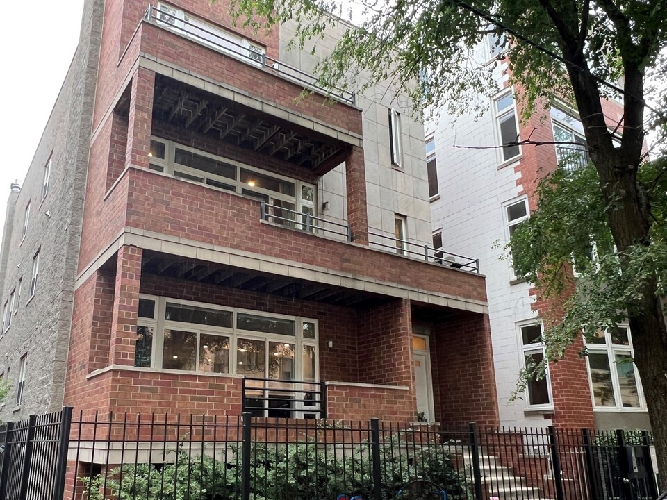 2424 N Southport Ave in Chicago, IL - Building Photo