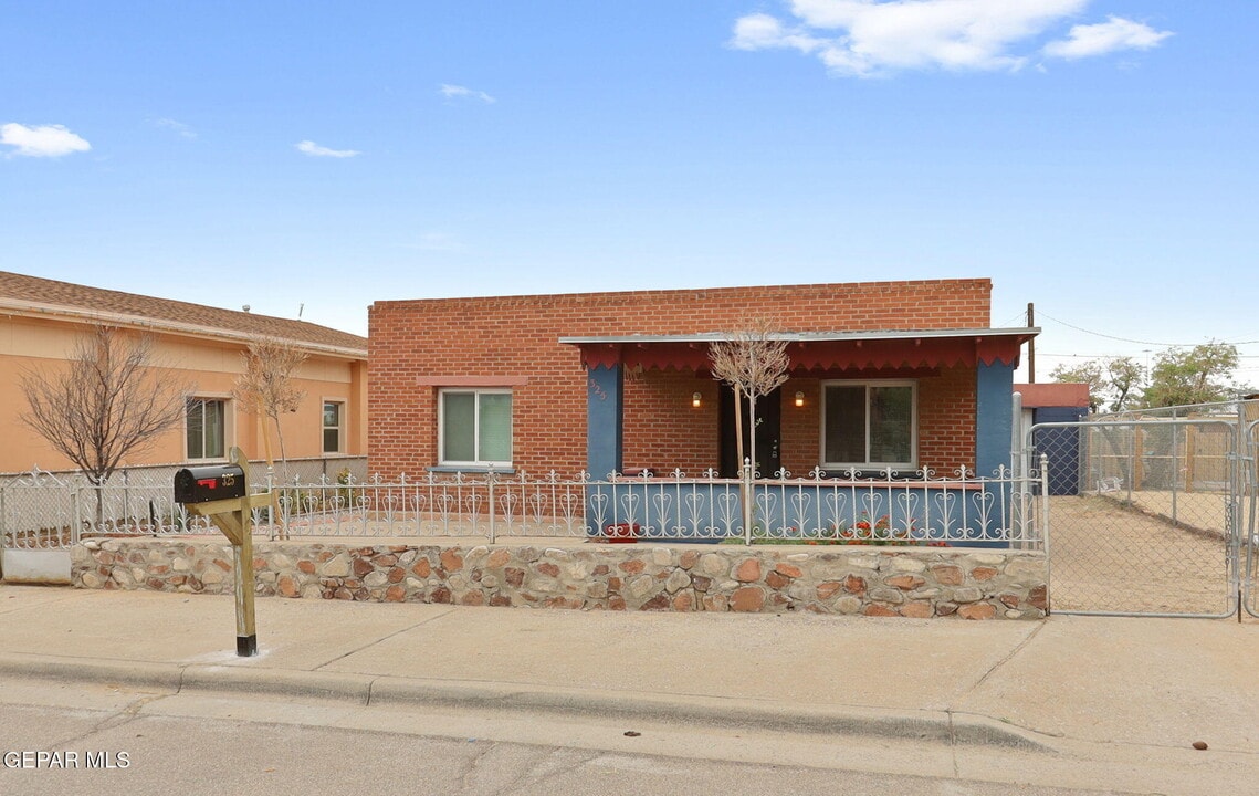 325 Vista Hill Dr in El Paso, TX - Building Photo