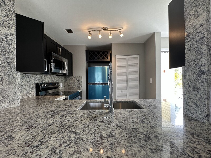 3405 NW 44th St in Oakland Park, FL - Building Photo