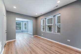 5025 W Huron St in Chicago, IL - Building Photo - Building Photo