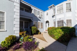 452 S New Hampshire Ave in Los Angeles, CA - Building Photo