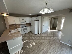 8042 N Elmwood Ave in Kansas City, MO - Building Photo - Building Photo