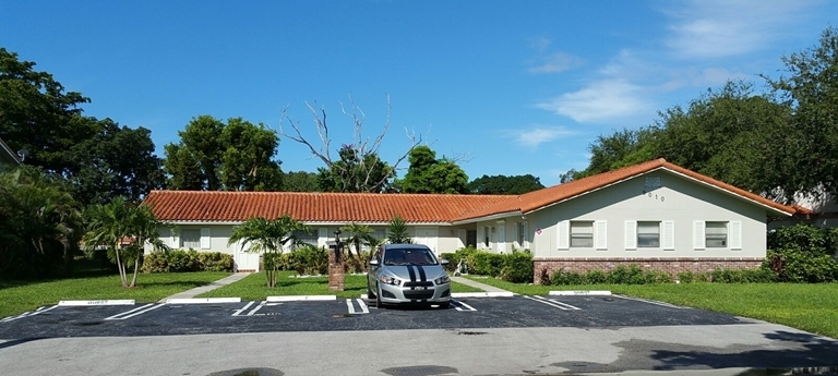 9010 NW 38th Dr in Coral Springs, FL - Foto de edificio