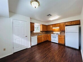 12913 Lamplight Village Ave in Austin, TX - Building Photo - Building Photo