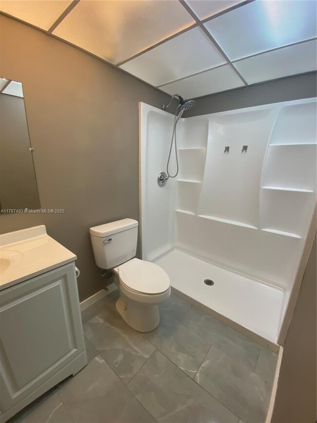 18815 NW 62nd Ave, Unit 103 in Hialeah, FL - Building Photo - Building Photo