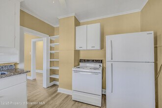 864 S Main St in Old Forge, PA - Foto de edificio - Building Photo