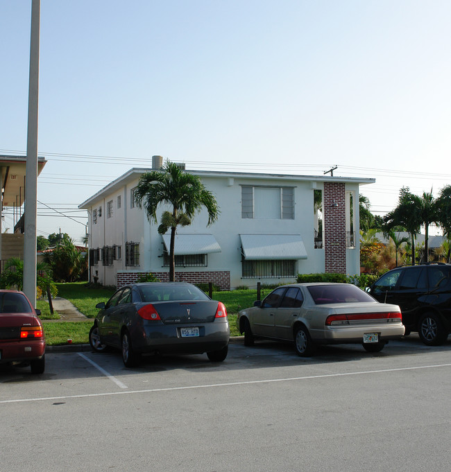 2055 NE 172nd St in Miami, FL - Building Photo - Building Photo