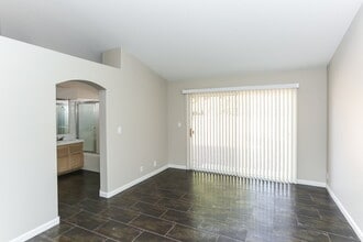 4401 La Reina Cir in Las Vegas, NV - Building Photo - Building Photo