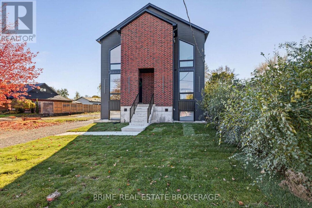 417 Base Line Rd E in London, ON - Building Photo