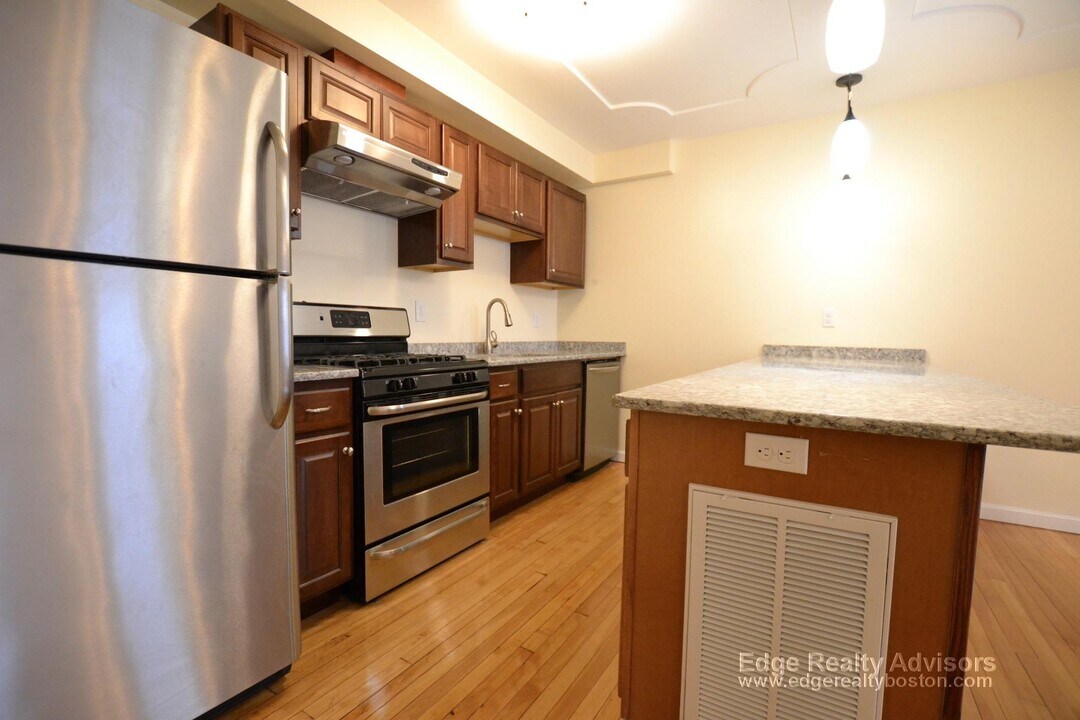 34 Bentley St, Unit 3 in Boston, MA - Building Photo