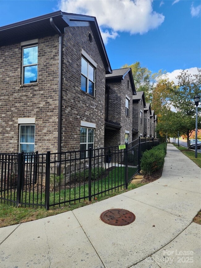 326 Sadie Dr in Matthews, NC - Building Photo - Building Photo