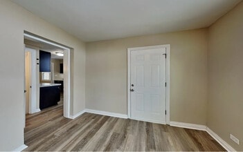 5219 N Newcastle Ave in Chicago, IL - Foto de edificio - Building Photo