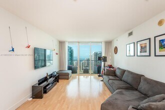 325 S Biscayne Blvd, Unit 3915 in Miami, FL - Building Photo - Building Photo