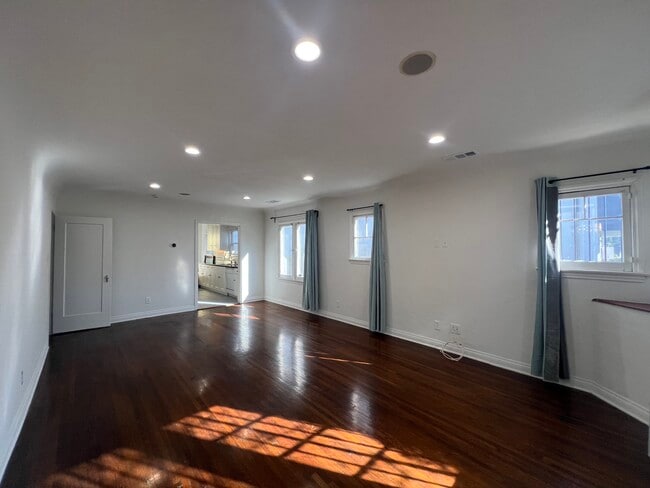 1152 N Sycamore Ave in Los Angeles, CA - Foto de edificio - Building Photo